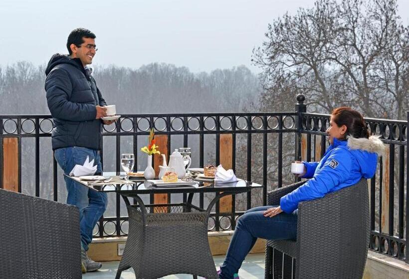 ホテル Golden Tulip Srinagar