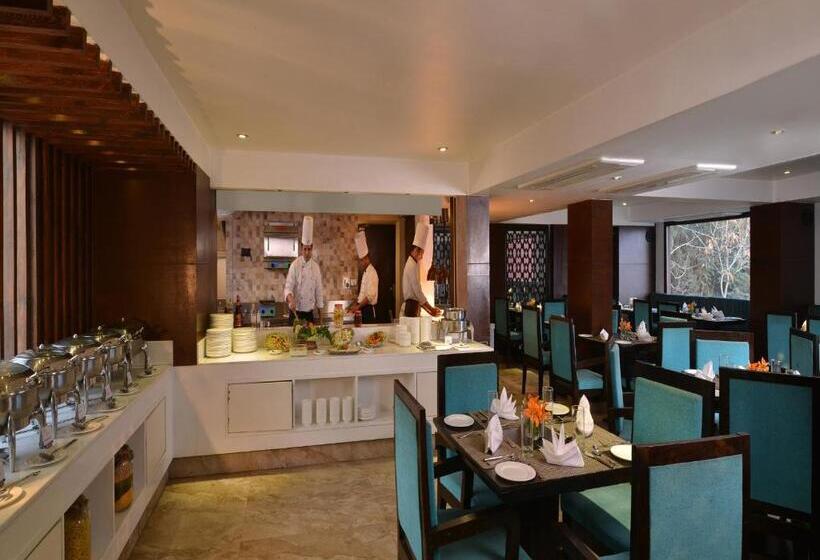 ホテル Golden Tulip Srinagar