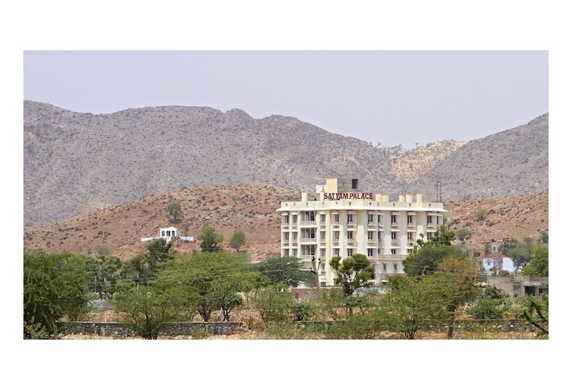 Отель Satyam Palace Resort