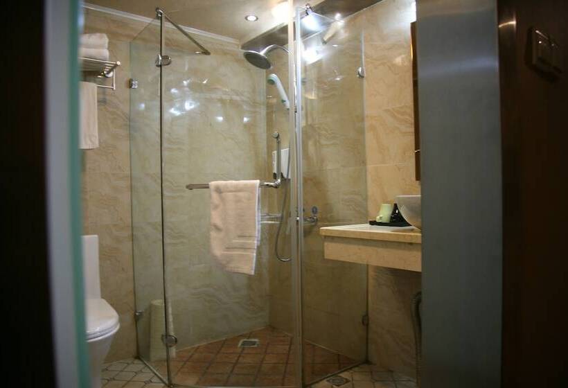 Отель Shanghai Fish Inn Bund