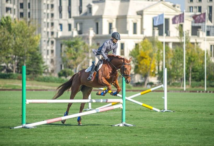 בית מלון כפרי Tianjin Goldin Metropolitan Polo Club