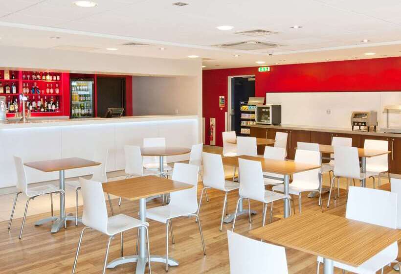 Отель Travelodge Altrincham Central