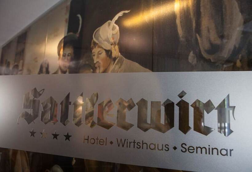 ホテル Wirtshaus Sattlerwirt