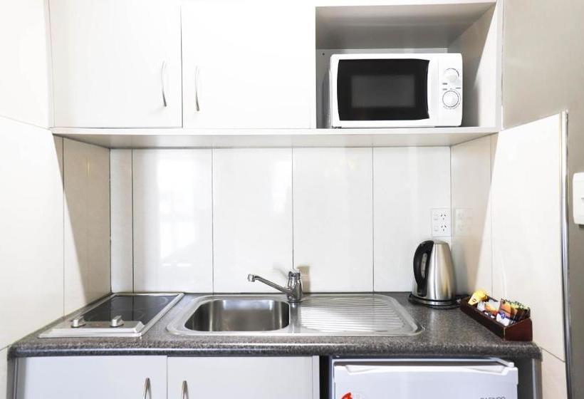 מוטל Airport Manor Inn