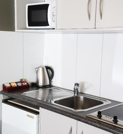 מוטל Airport Manor Inn