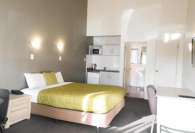 מוטל Airport Manor Inn