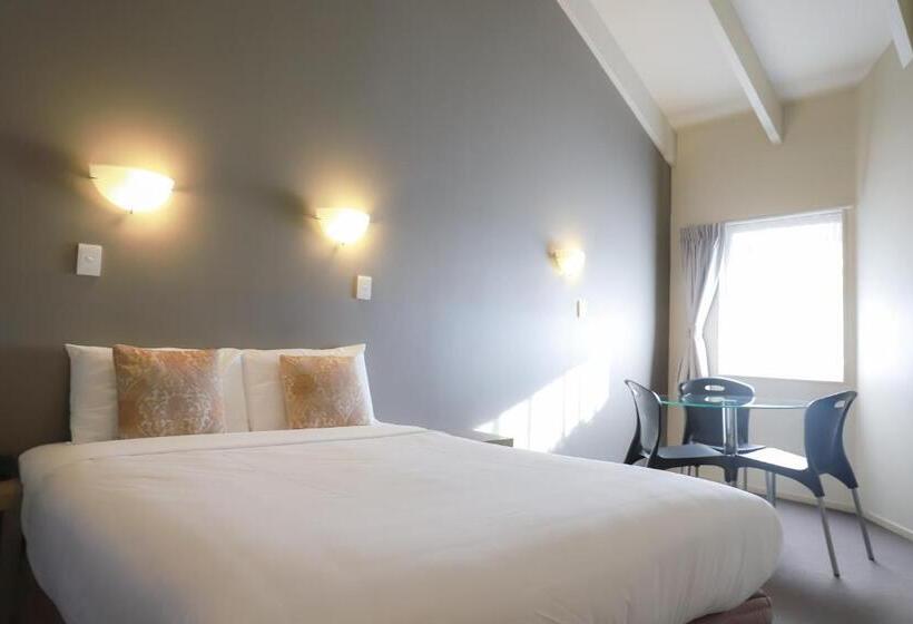 מוטל Airport Manor Inn