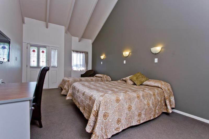 מוטל Airport Manor Inn