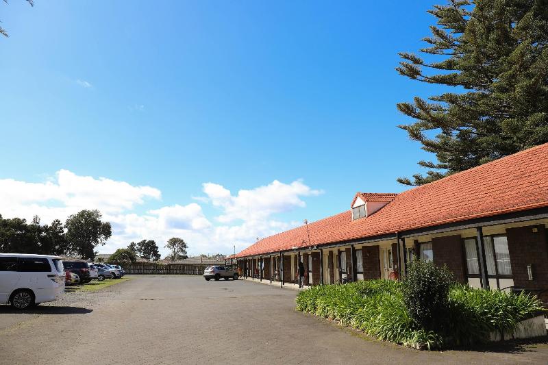 מוטל Airport Manor Inn