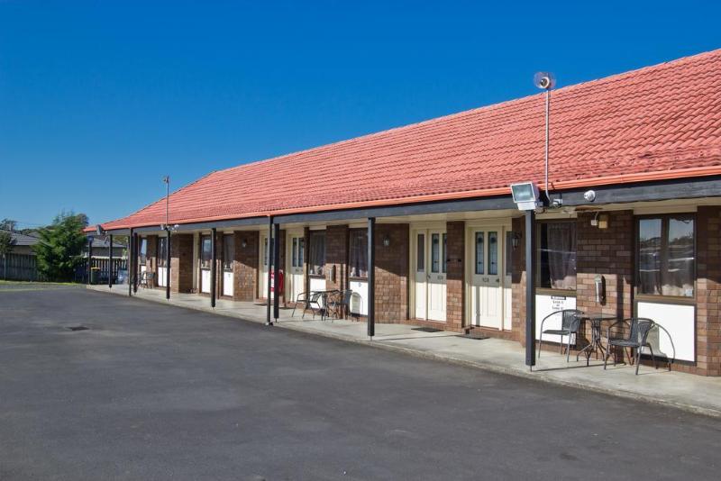 מוטל Airport Manor Inn