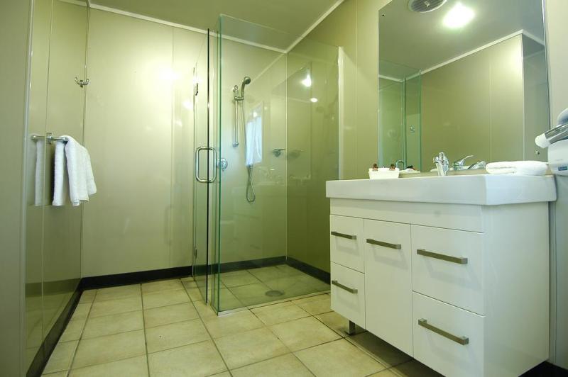 מוטל Airport Manor Inn