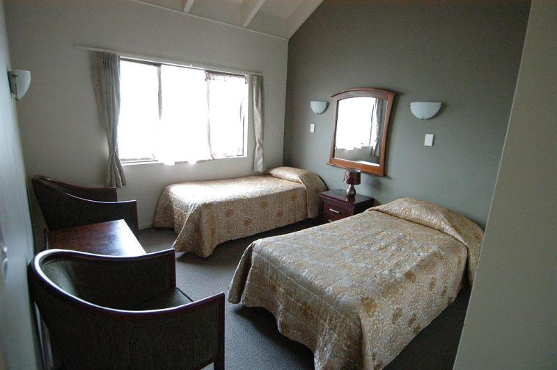 מוטל Airport Manor Inn