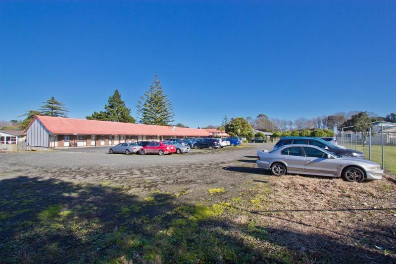 מוטל Airport Manor Inn