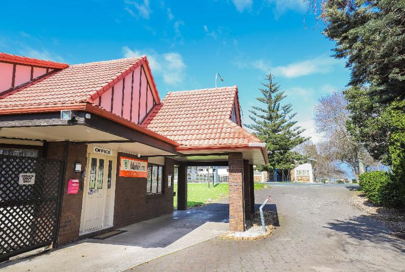 מוטל Airport Manor Inn