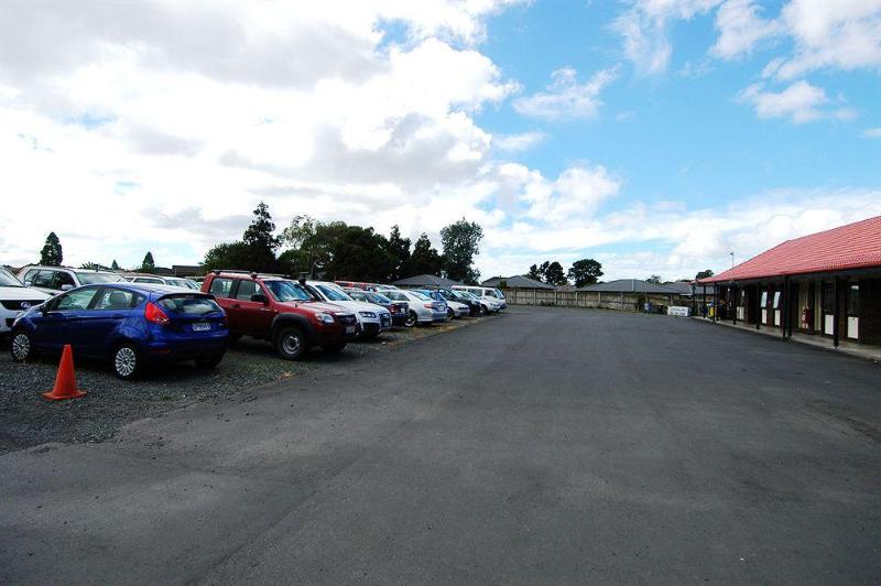 מוטל Airport Manor Inn