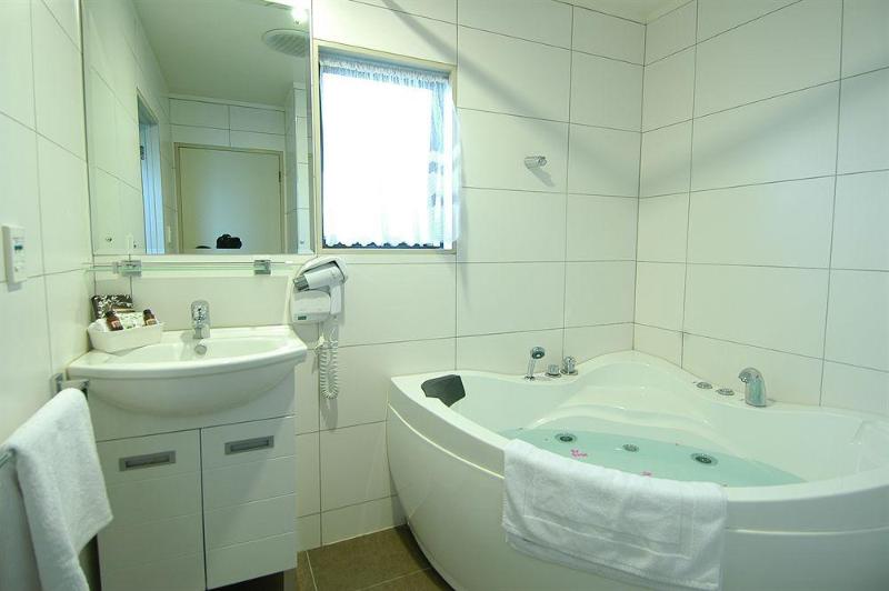 מוטל Airport Manor Inn