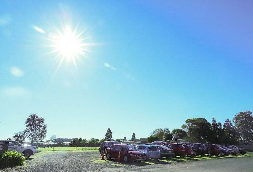 מוטל Airport Manor Inn