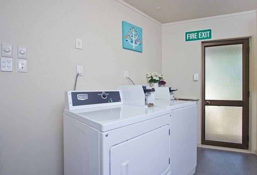 מוטל Airport Manor Inn