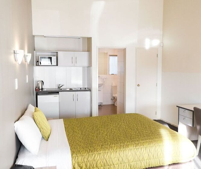 מוטל Airport Manor Inn