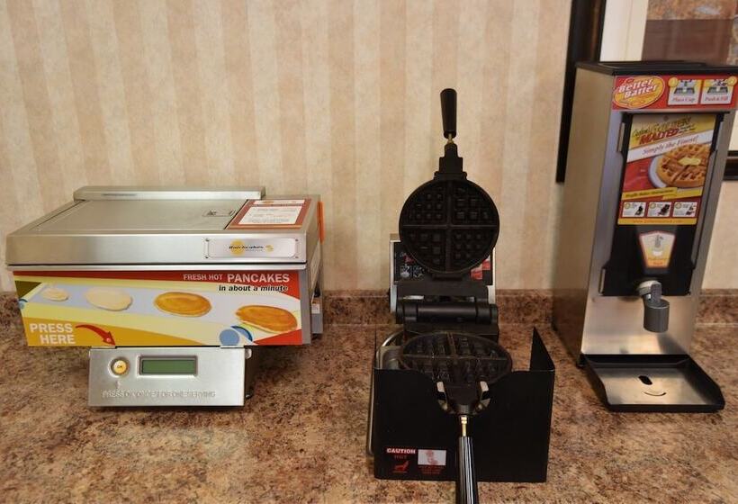 فندق على الطريق Travelodge By Wyndham Meadow Lake