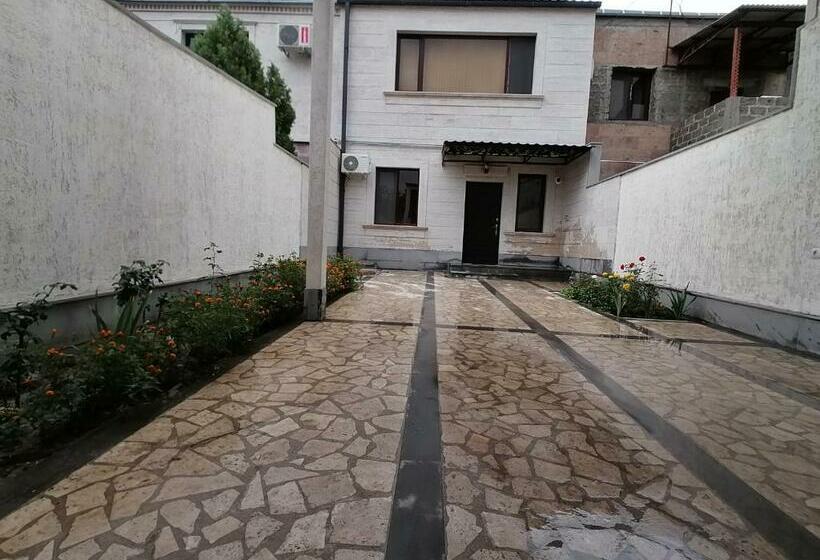 تختخواب و صبحانه Our House