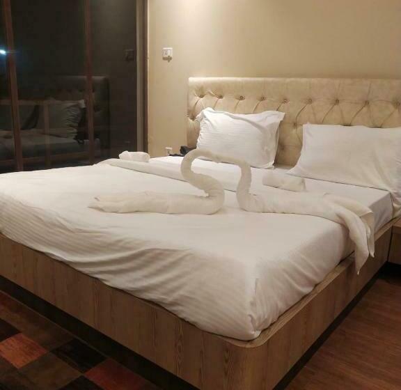 Отель The Royal Chandra