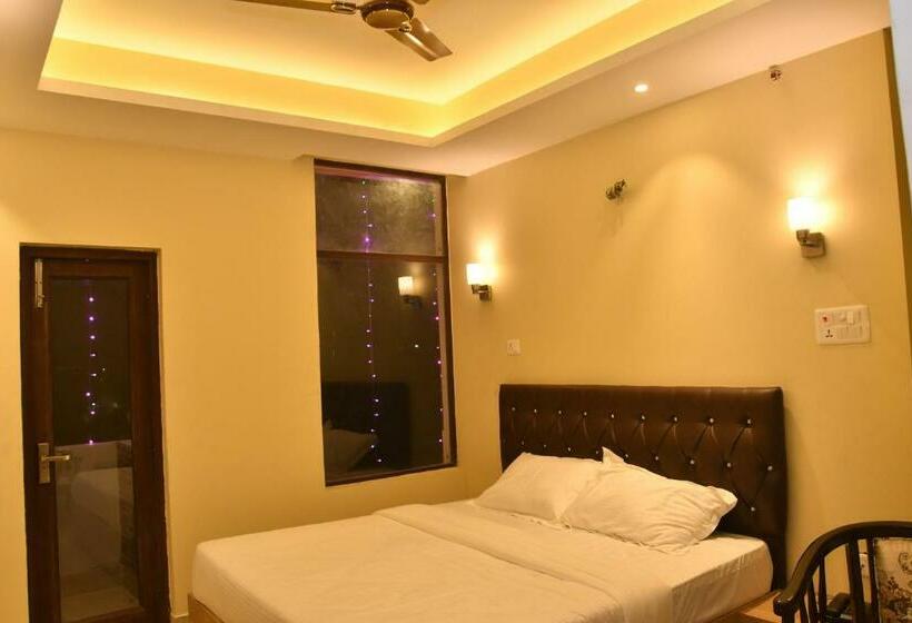 Отель The Royal Chandra