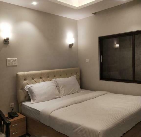 Отель The Royal Chandra