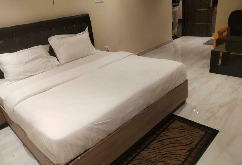 Отель The Royal Chandra