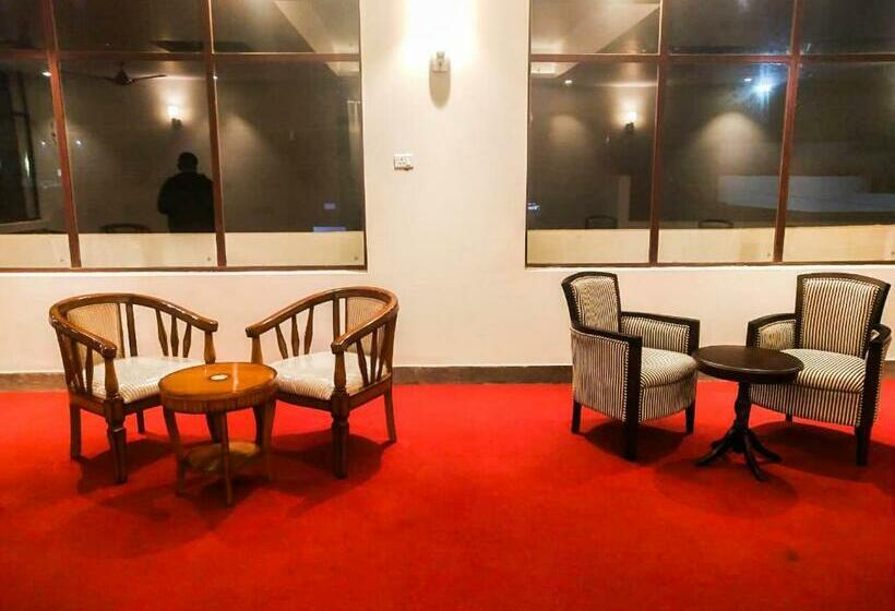 Отель The Royal Chandra