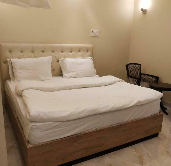 Отель The Royal Chandra