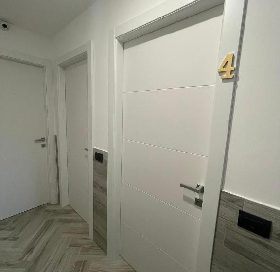 膳宿费 Holiday Rooms Rho