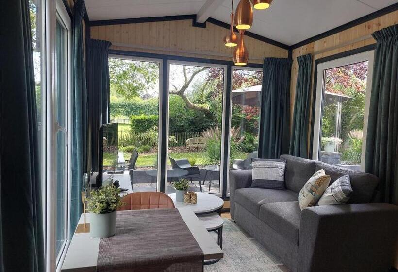 B&b Vierlingsbeek, Appartement Onder één Dak En Tuin Chalet