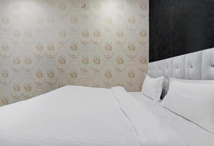 Capital O Hotel Shree