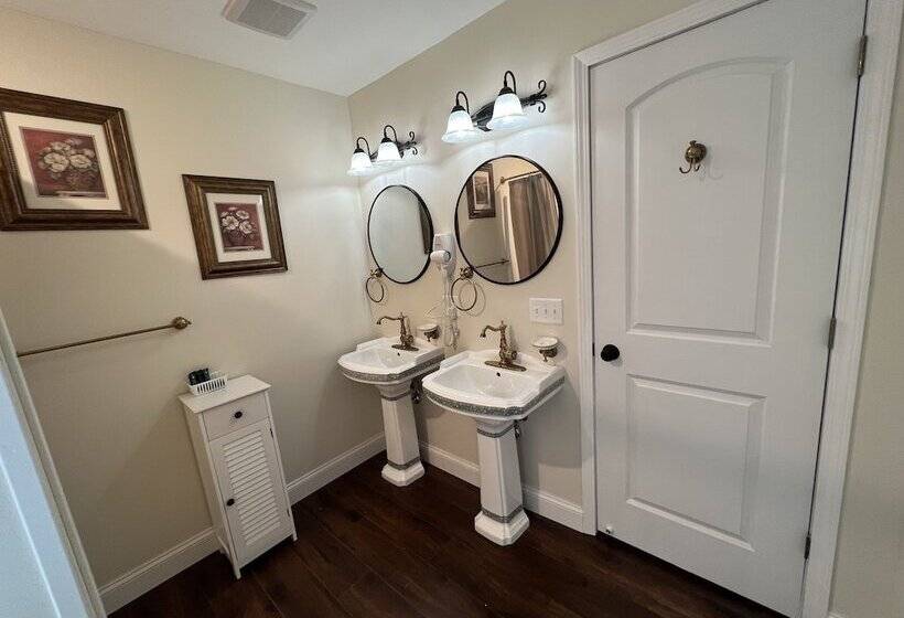 Holland Farmhouse Inn B&b