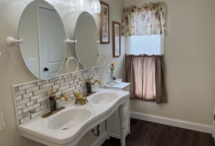 Holland Farmhouse Inn B&b