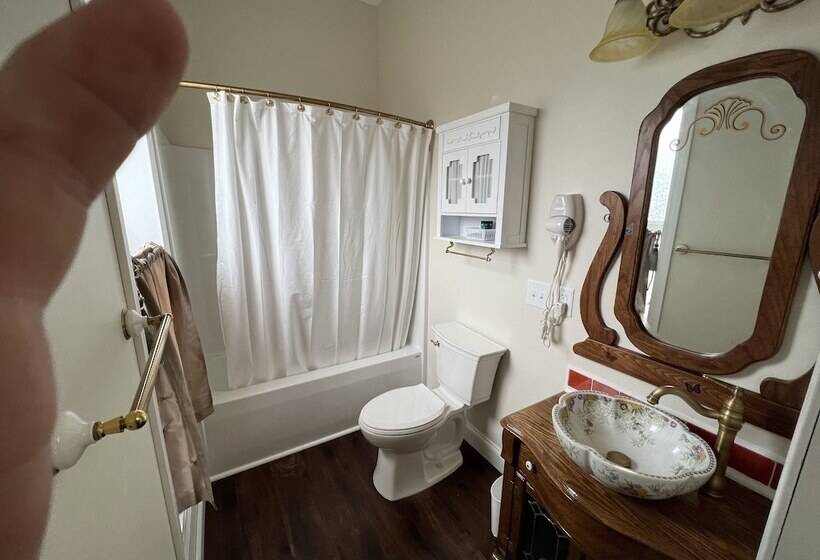 Holland Farmhouse Inn B&b