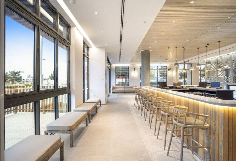 هتل Holiday Inn Express & Suites Sunshine Coast, An Ihg