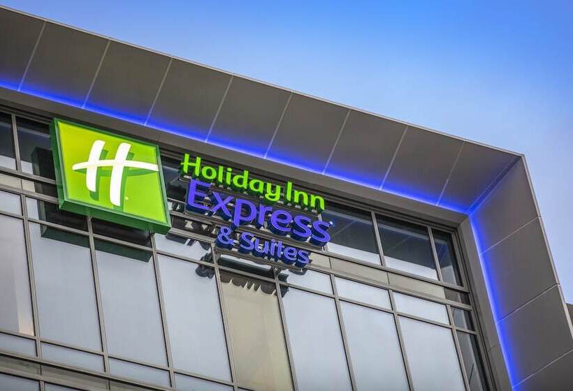 هتل Holiday Inn Express & Suites Sunshine Coast, An Ihg
