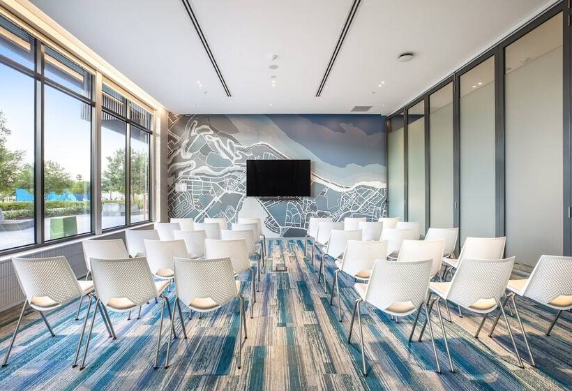 هتل Holiday Inn Express & Suites Sunshine Coast, An Ihg