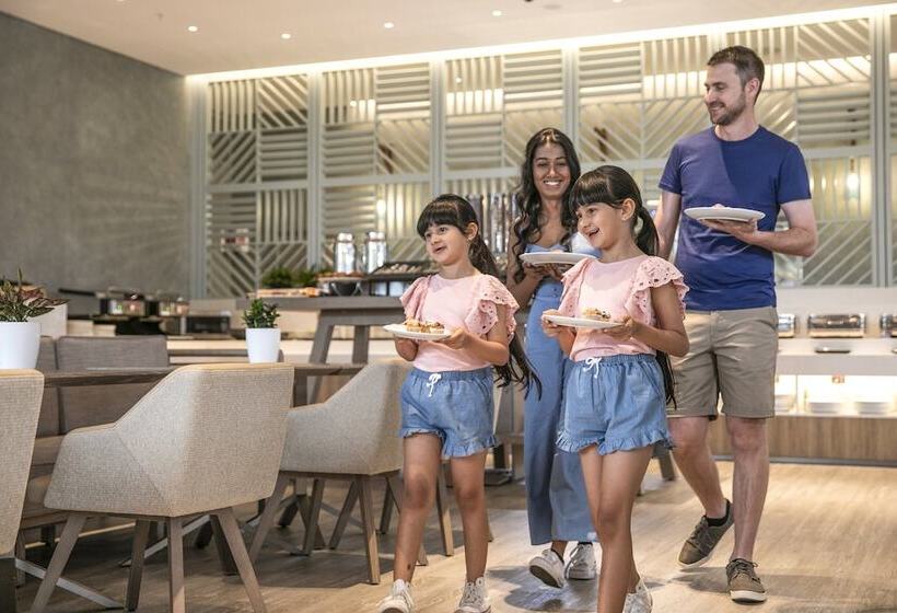 هتل Holiday Inn Express & Suites Sunshine Coast, An Ihg