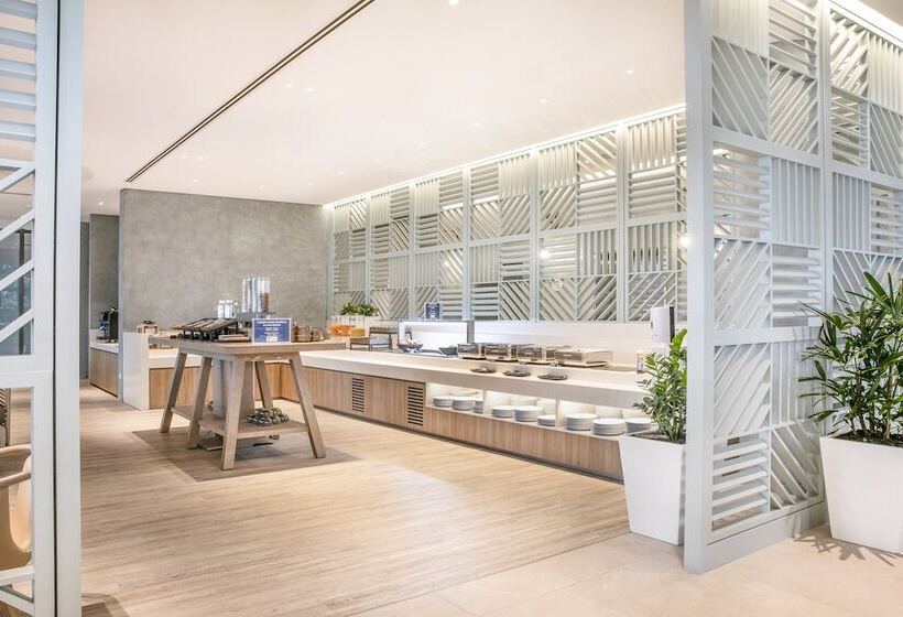 هتل Holiday Inn Express & Suites Sunshine Coast, An Ihg