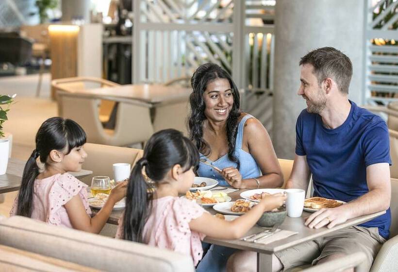 هتل Holiday Inn Express & Suites Sunshine Coast, An Ihg