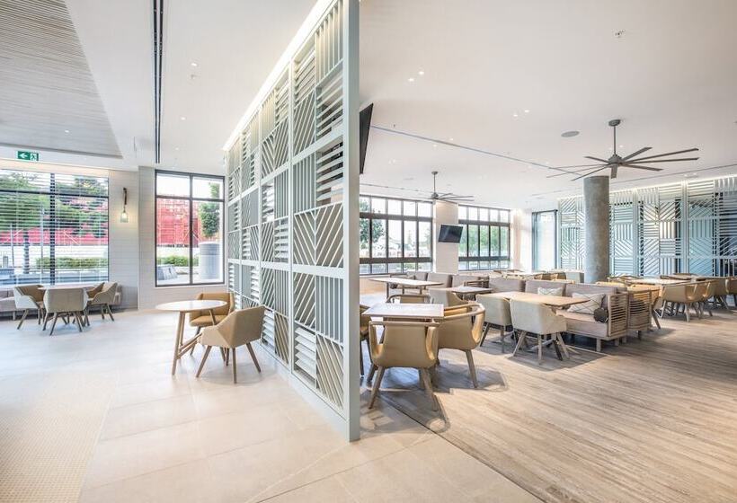 هتل Holiday Inn Express & Suites Sunshine Coast, An Ihg