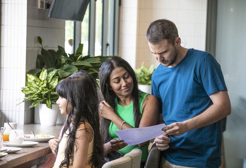 هتل Holiday Inn Express & Suites Sunshine Coast, An Ihg