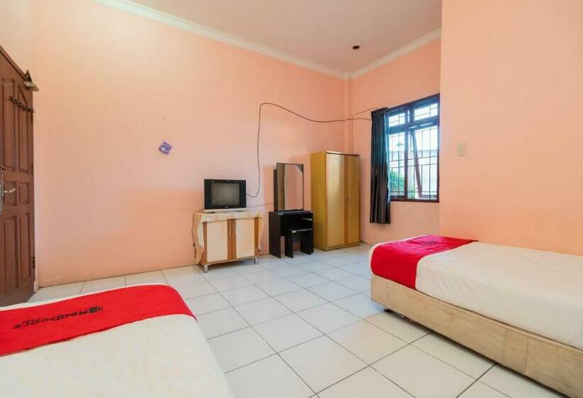 호텔 Reddoorz Near Silangit International Airport
