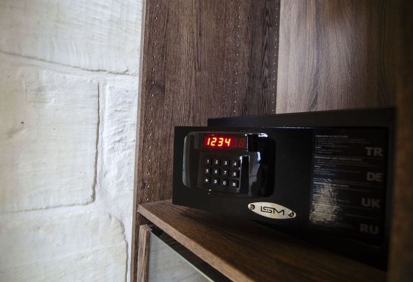 هتل Senglea Suites