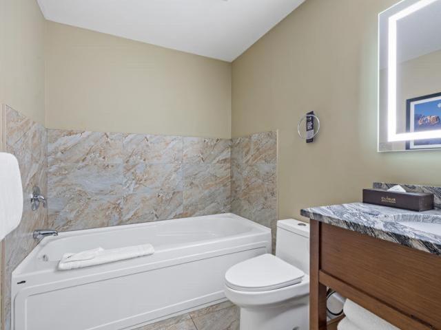 Sunny Tranquil Woods Turret In Falcon Crest Lodge