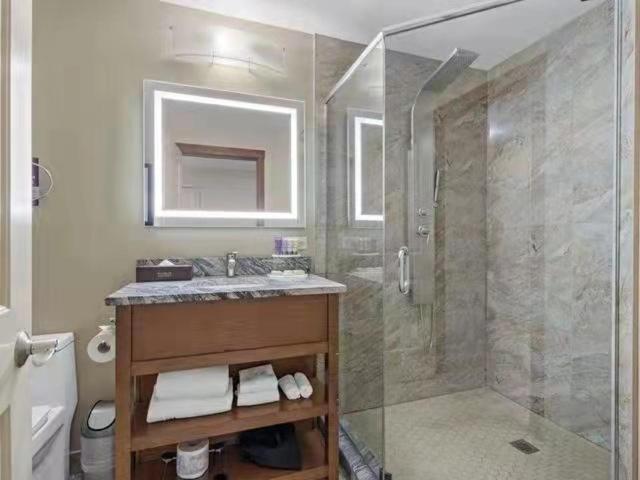 Sunny Tranquil Woods Turret In Falcon Crest Lodge