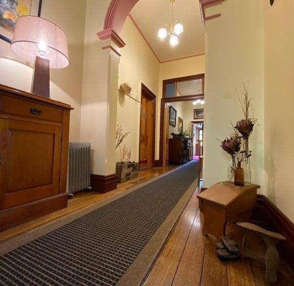 Пансион Hanlon Guest House